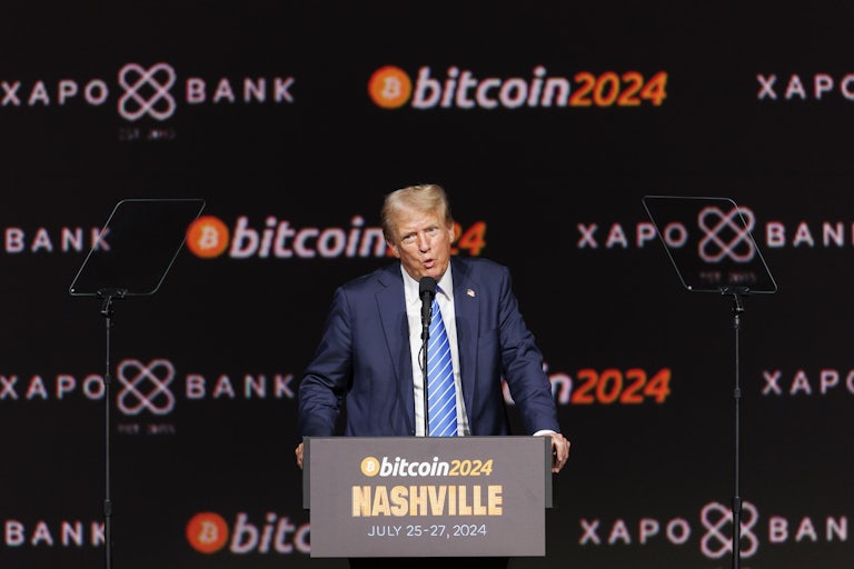 Administraţia Trump, mină de aur pentru jucătorii din piaţa crypto: Companiile de criptomonede se grăbesc să se extindă în sectorul bancar tradiţional din SUA, pentru a profita de reglementarea favorabilă