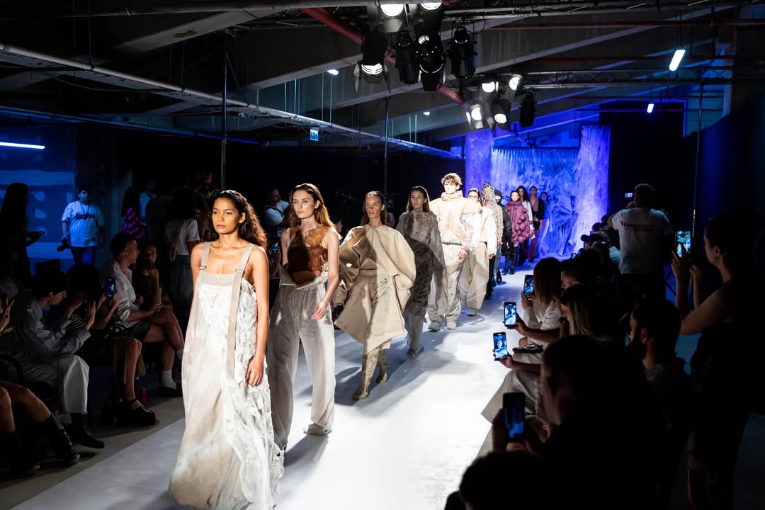 Ce vezi la Feeric Fashion Week? Defilările au avut loc în spații neconvenționale: hale industriale, păduri și muzee