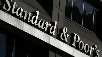 Agenția de rating S&P a confirmat ratingul de țară pentru România, cu perspectivă negativă. România a evitat retrogradarea în categoria junk
