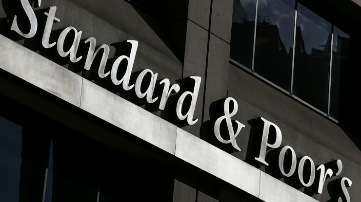 Agenția de rating S&P a confirmat ratingul de țară pentru România, cu perspectivă negativă. România a evitat retrogradarea în categoria junk
