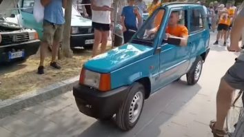 VIDEO. Un italian a construit cea mai îngustă mașină din lume: Un Fiat Panda de doar 50 de centimetri lățime