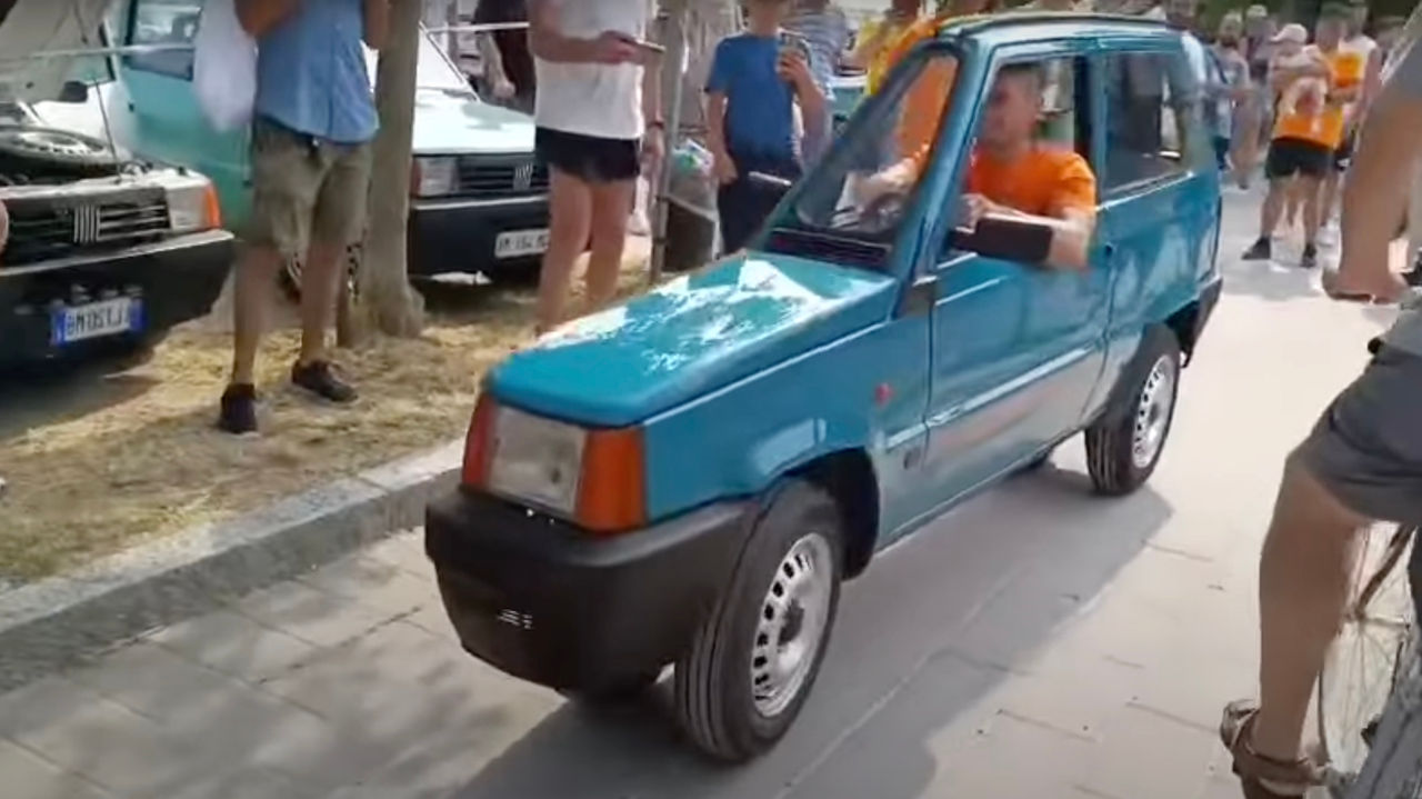VIDEO. Un italian a construit cea mai îngustă mașină din lume: Un Fiat Panda de doar 50 de centimetri lățime