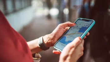 Iubire sau control? Tot mai mulți parteneri folosesc în permanență funcția Share Location. Ce spun psihologii