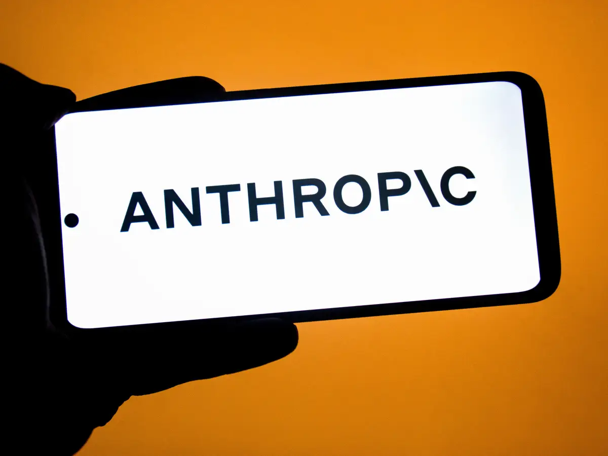 Anthropic a testat un A.I. numit Claudius să gestioneze un automat de vânzare. Rezultatele au fost haotice și amuzante