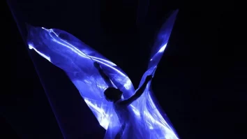 Iris van Herpen te surprinde cu o nouă colecție. O rochie cu 125 de milioane de alge face tranziția între artă și biotehnologie