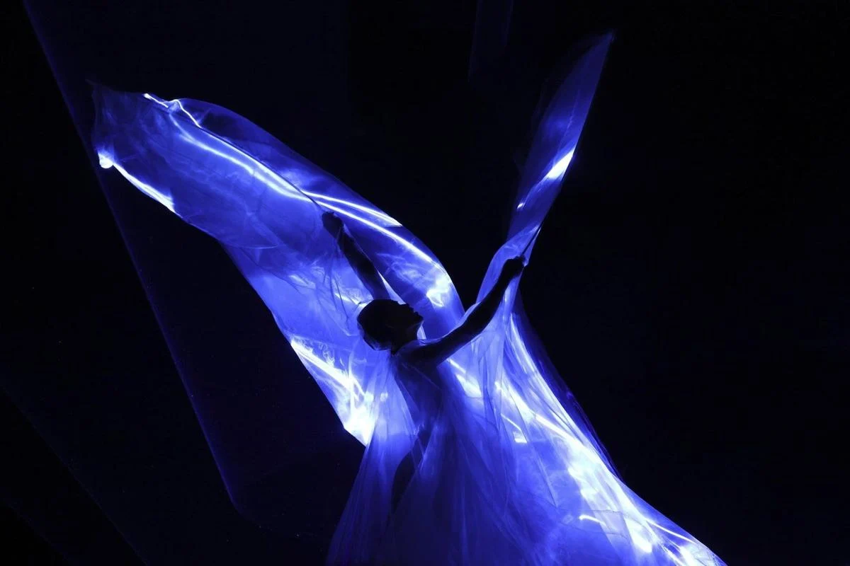 Iris van Herpen te surprinde cu o nouă colecție. O rochie cu 125 de milioane de alge face tranziția între artă și biotehnologie