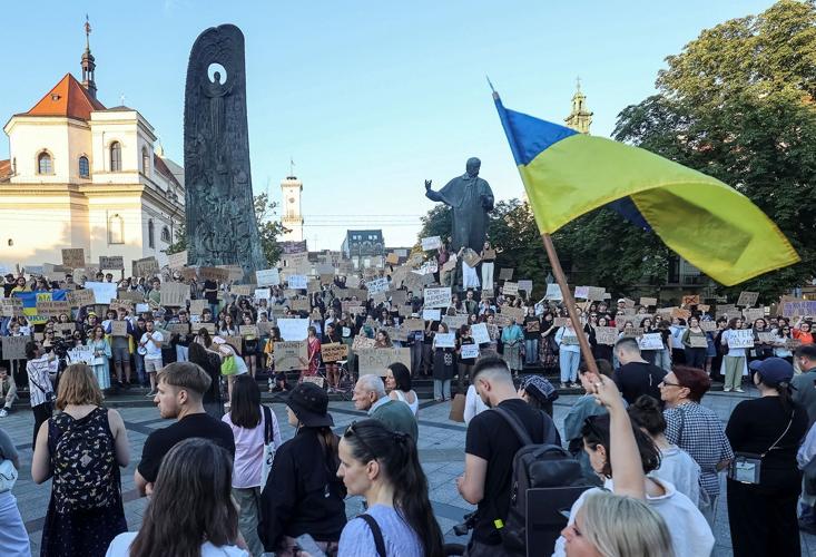 Mii de ucraineni au prostestat față de legea nouă promulgată de Zelenski, care îi dă mai multă putere Procurorului General