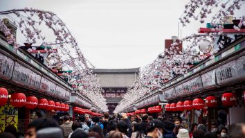 Guvernul japonez vrea să atenueze efectele turismului excesiv. Japonezii sunt nemulțumiți de infracționalitatea adusă de turiști