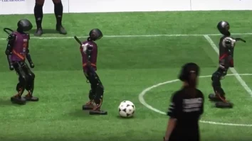 Chinezii au făcut primul campionat de fotbal cu roboți. Dispozitivele s-au împiedicat pe teren și s-au accidentat