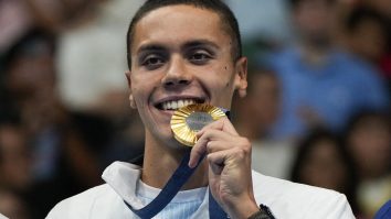 David Popovici ia medalia de aur la 200m liber la Campionatele Mondiale de la Singapore