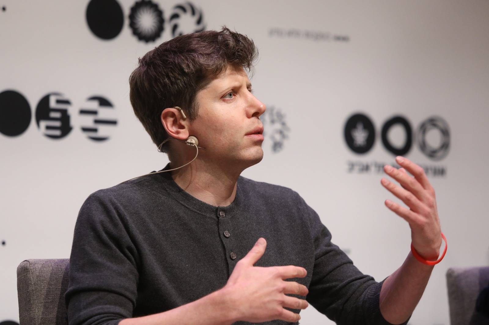 Tot ce îi povestești lui ChatGPT poate fi folosit împotriva ta, avertizează Sam Altman, CEO-ul OpenAI. Ce trebuie să știi dacă folosești constant A.I.-ul