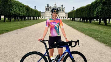 Amy Hudson pedalează 6.556 km pe ruta masculină a Turului Franței. Ce presupune traseul parcurs