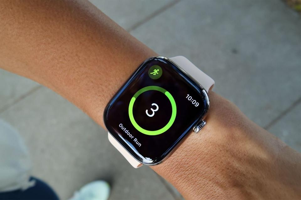 Tim Cook transformă Apple Watch în antrenor. Workout Buddy, noua funcție A.I., îți oferă feedback vocal, motivație și analiză în timp real