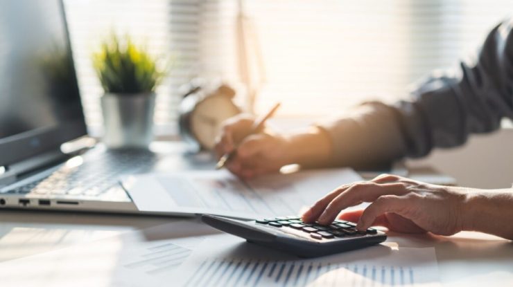 Consumul încetinește în România în 2024 față de 2023. Pe ce preferă să dea bani românii