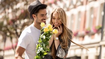 Generația Z a lansat trendul „princess treatment”. Bărbații aduc micul dejun la pat și oferă flori săptămânal