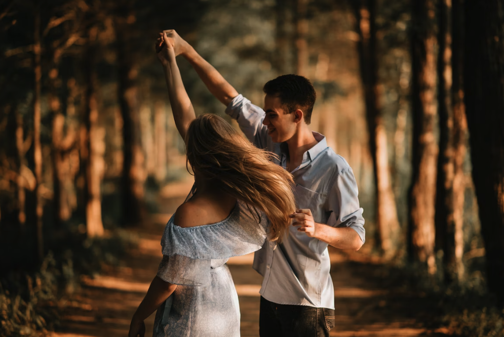 „Quiet relationship” câștigă teren în rândul tinerilor. Tot mai mulți tineri din Gen Z aleg să-și țină relațiile departe de mediul online