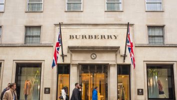 Burberry revine în joc după un an de absență. Ce strategie nouă adoptă brandul de lux