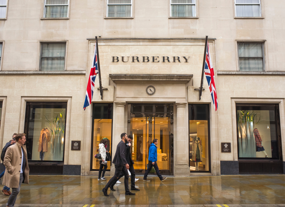 Burberry revine în joc după un an de absență. Ce strategie nouă adoptă brandul de lux