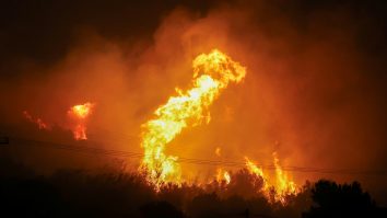 Grecia arde pe cinci fronturi: Autoritățile au evacuat mii de oameni și cer ajutor Uniunii Europene să stingă incendiile