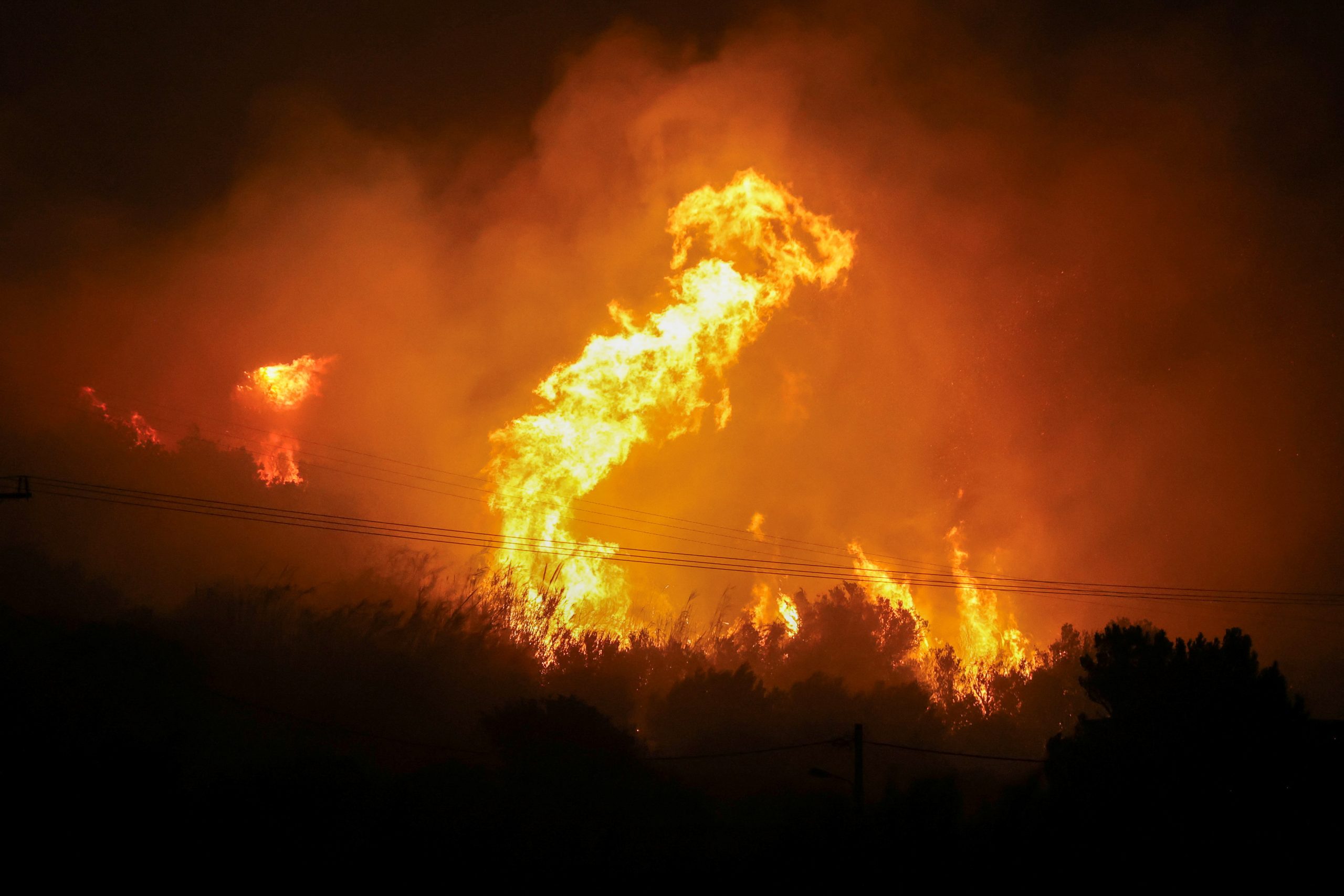 Grecia arde pe cinci fronturi: Autoritățile au evacuat mii de oameni și cer ajutor Uniunii Europene să stingă incendiile