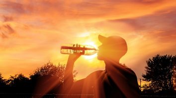 Un val de caniculă aduce temperaturi de 42°C, cu nopți tropicale care afectează somnul. Care sunt cele mai bune trucuri pentru a face față căldurii