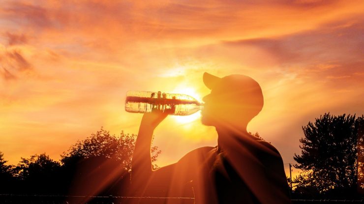 Un val de caniculă aduce temperaturi de 42°C, cu nopți tropicale care afectează somnul. Care sunt cele mai bune trucuri pentru a face față căldurii