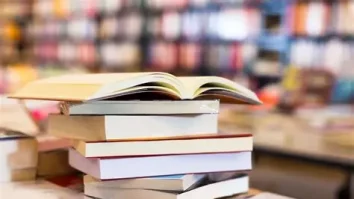 Ce citești în vacanță? Descoperă cele mai bune cărți ale anului 2025 recomandate de New York Times