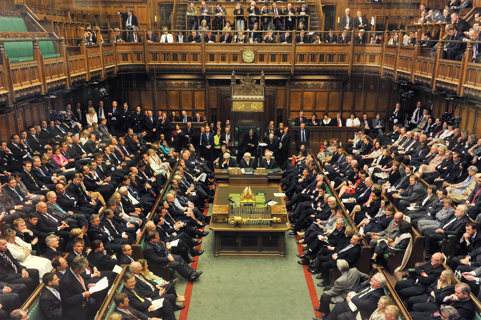 Britanicii îi vor întreba pe cetățeni ce salarii să le dea parlamentarilor. 25 de persoane alese la loterie vor stabili cu cât să fie plătiți