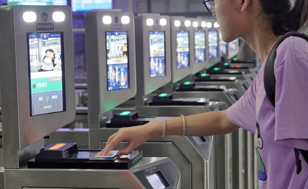 Guvernul chinez lansează un nou sistem de identificare digitală pentru cetățenii săi. Ce riscuri are acesta