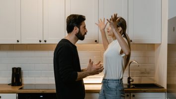 STUDIU. 46% din cei aflați în relații spun că s-au certat pentru că nu s-au auzit reciproc