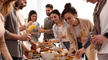 Prezența unui partener poate înlocui alte două persoane din viața ta. Camelia Cochirleanu, terapeut de cuplu: „Prietenii și familia nu sunt doar fundalul vieții noastre”