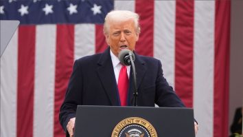 Trump anunță noi tarife de 25% pentru Japonia și Coreea de Sud, doi dintre cei mai apropiați parteneri comerciali ai SUA. Bursele americane au scăzut după anunț