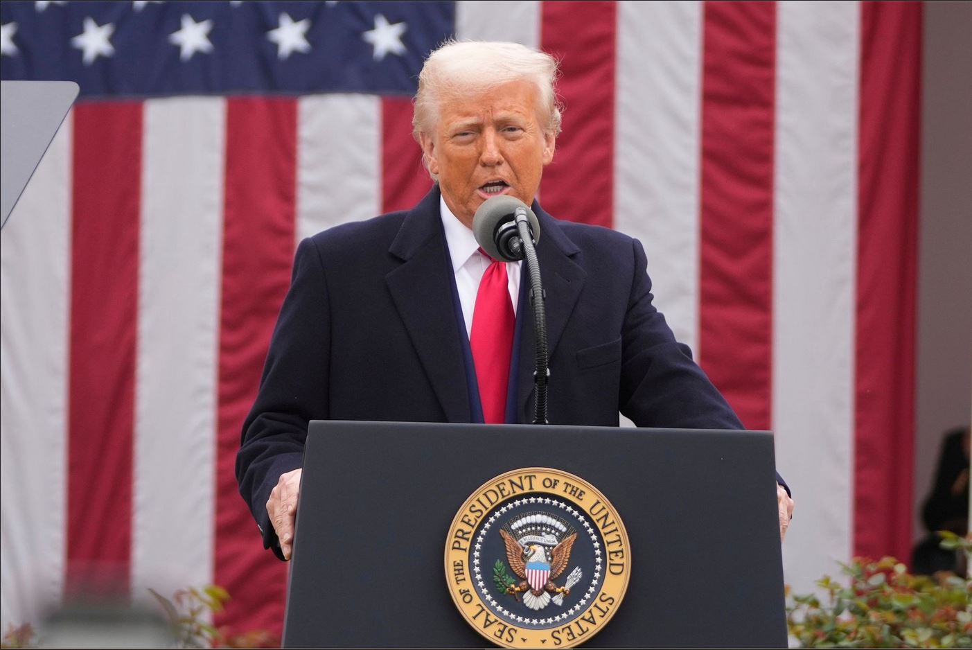 Trump anunță noi tarife de 25% pentru Japonia și Coreea de Sud, doi dintre cei mai apropiați parteneri comerciali ai SUA. Bursele americane au scăzut după anunț