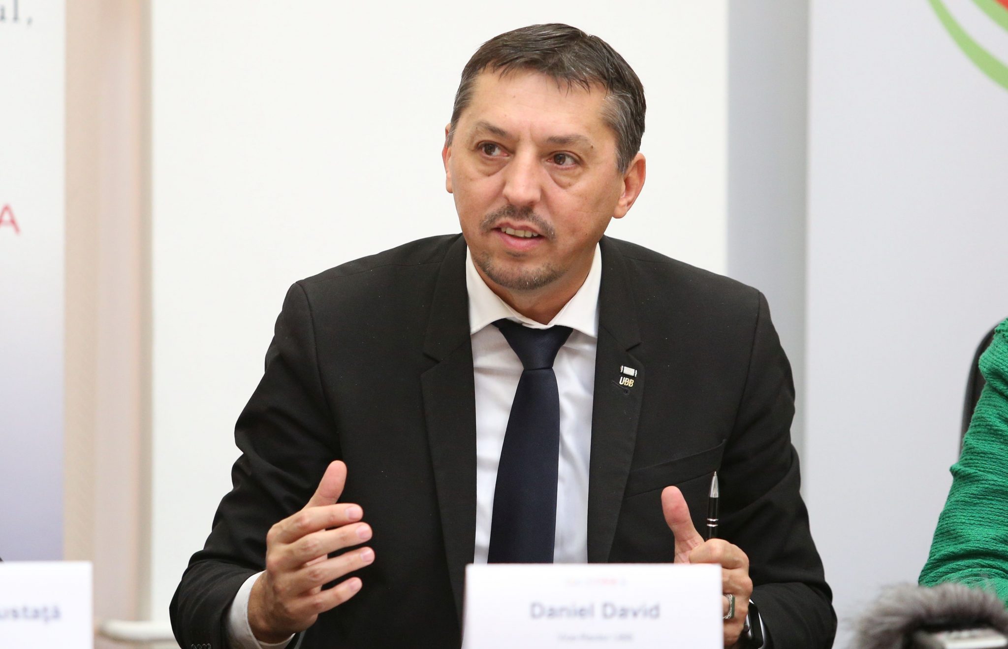 Daniel David spune că își dă demisia dacă vor fi concedieri în învățământ. INSCOP: 6 din 10 români cred că țara merge într-o direcție greșită