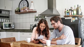 Tot mai multe familii din SUA împart casa și după divorț. Ce sfaturi au terapeuții de relații