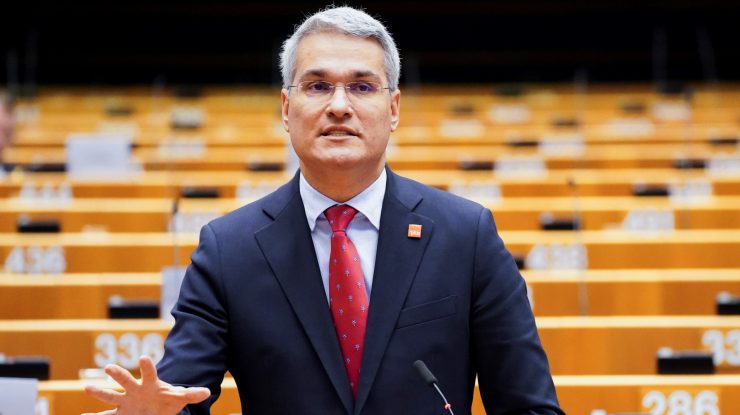 Dragoș Pîslaru a deblocat semnarea contractelor pentru măsurile energetice și digitale din PNRR. Cetățenii cu panouri solare pot accesa voucherele RePowerEU