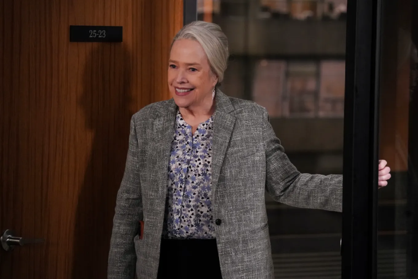 Kathy Bates devine cea mai în vârstă actriță nominalizată la categoria „actriță principală de dramă” la Premiile Emmy
