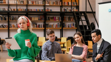 Companiile tech angajează „antrenori de etichetă” pentru Gen Z. Serviciile vizează comportamente de bază: igienă, ținută, limbaj