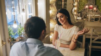 Ce mai înseamnă flirtul? Victorianii trimiteau mesaje romantice cu flori, azi trimitem emoji