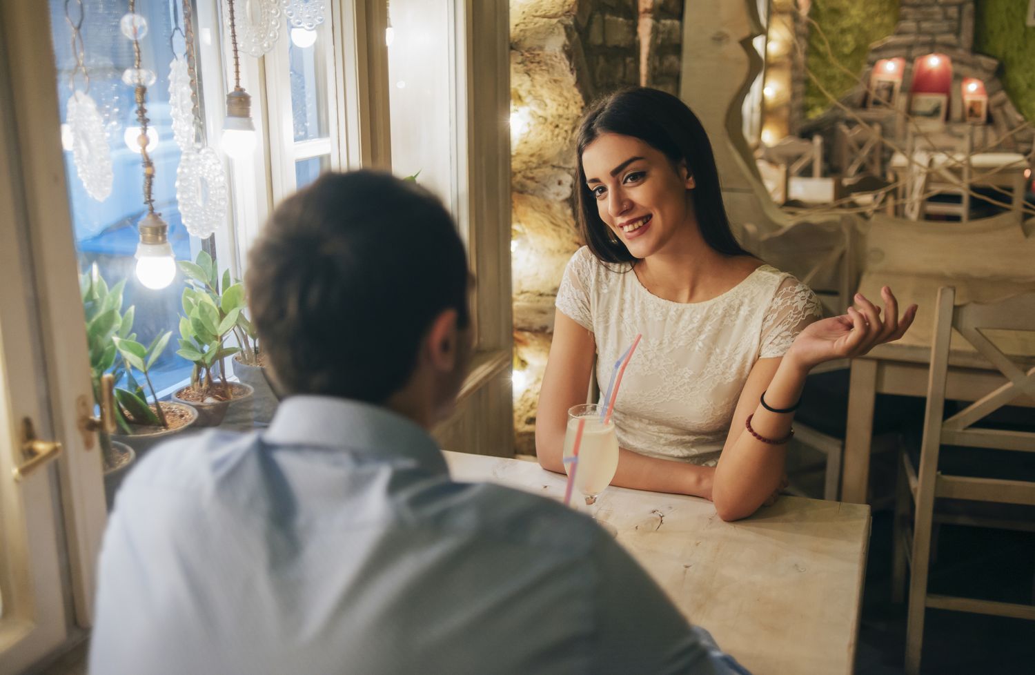 Ce mai înseamnă flirtul? Victorianii trimiteau mesaje romantice cu flori, azi trimitem emoji