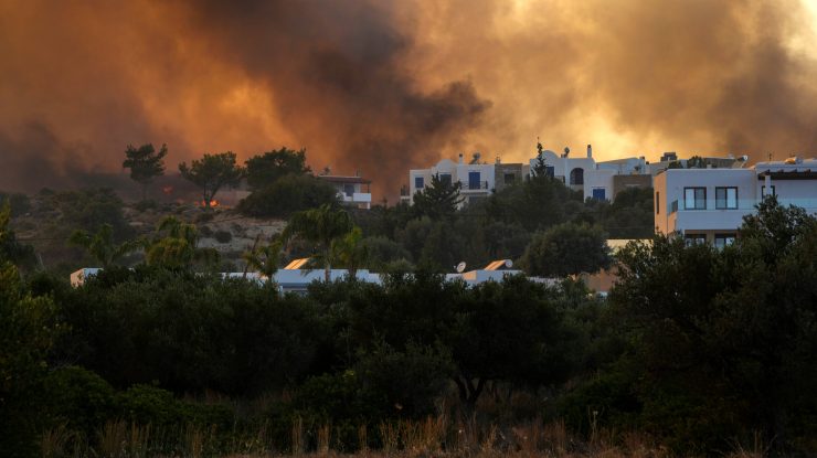 Un incendiu de vegetație major a scăpat de sub control în estul Cretei. 1.500 de persoane au fost evacuate