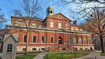 Universitatea Harvard este dispusă să plătească 500 milioane de dolari pentru a încheia disputa cu Administrația Trump