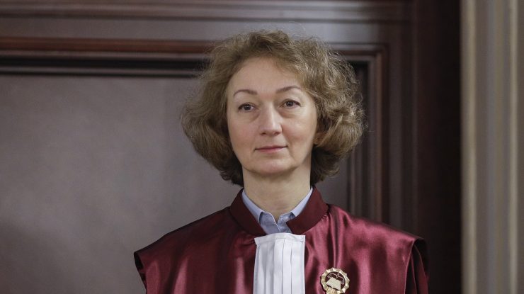 Elena-Simina Tănăsescu este noul președinte al CCR. E prima femeie care ocupă această funcție de la înființarea Curții. A fost numită judecător CCR în 2019 de Klaus Iohannis