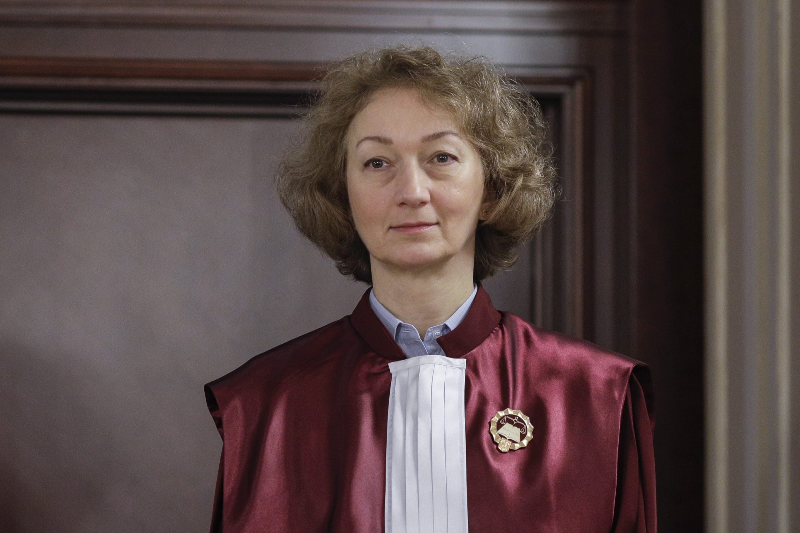 Elena-Simina Tănăsescu este noul președinte al CCR. E prima femeie care ocupă această funcție de la înființarea Curții. A fost numită judecător CCR în 2019 de Klaus Iohannis