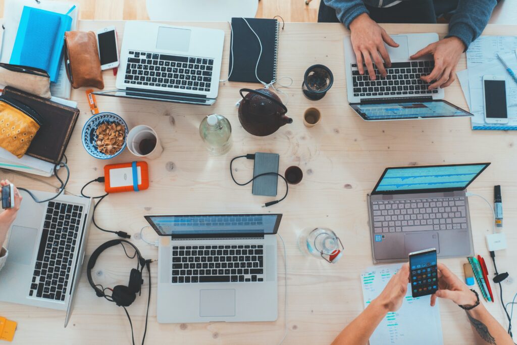 Google crește creativitatea individuală, dar reduce soluțiile noi. Cum schimbă internetul modul de gândire