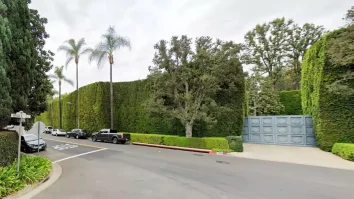 Jeff Bezos plătește o amendă de 1.000 de dolari lunar statului ca să-și păstreze gardul foarte înalt din Beverly Hills