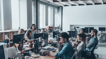 Ce este „quiet cracking”? Angajații rămân în joburi din frică, dar nu se mai implică. 65% dintre români nu se simt împliniți pe plan profesional