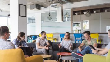 Cât de mult s-a „răcit” piața muncii din România? WSJ: Tinerii americani care tocmai au terminat facultatea își găsesc greu un job