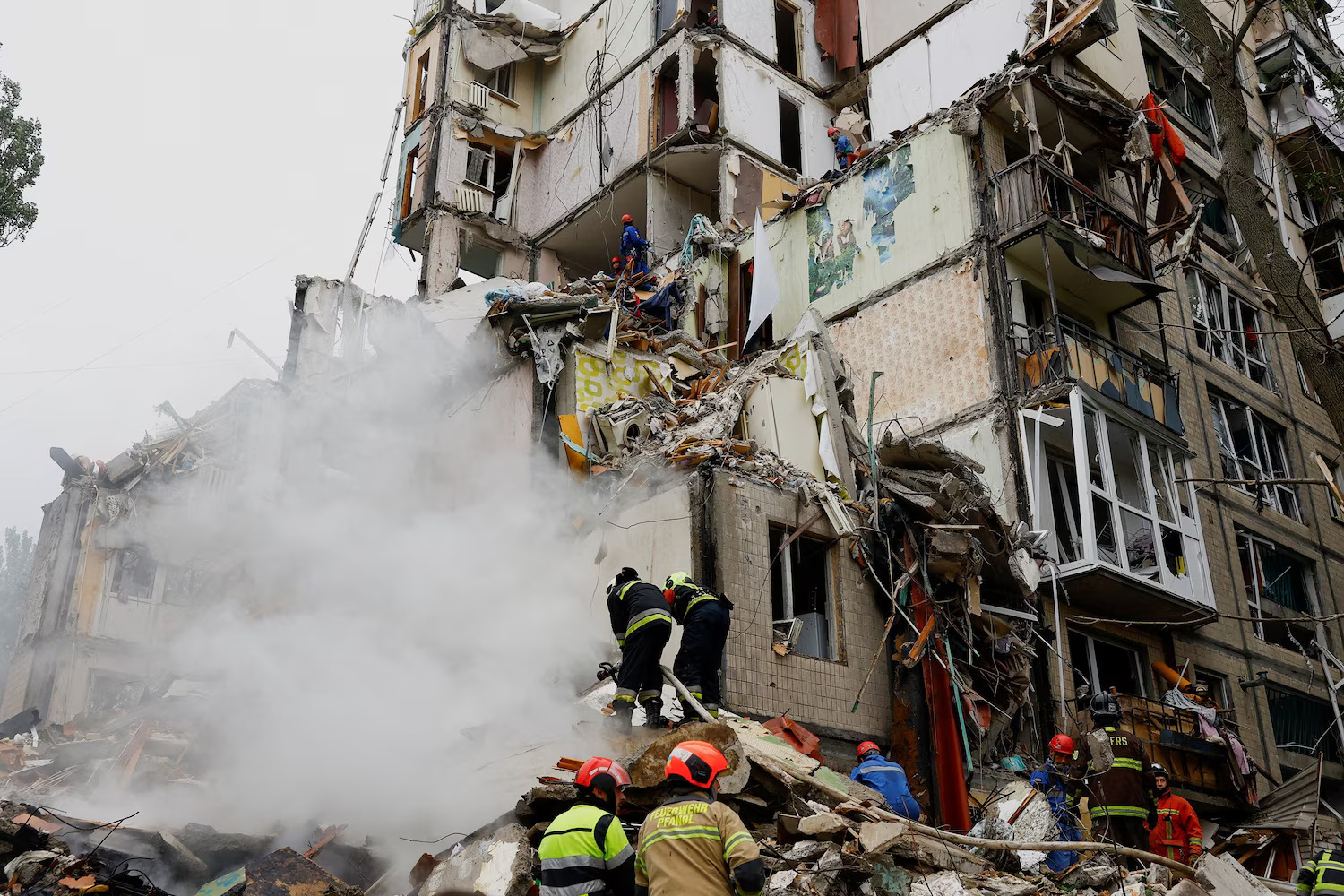 Un atac aerian rusesc a lovit multiple clădiri rezidențiale în Kiev. Șase persoane au murit și alte 52 au fost rănite