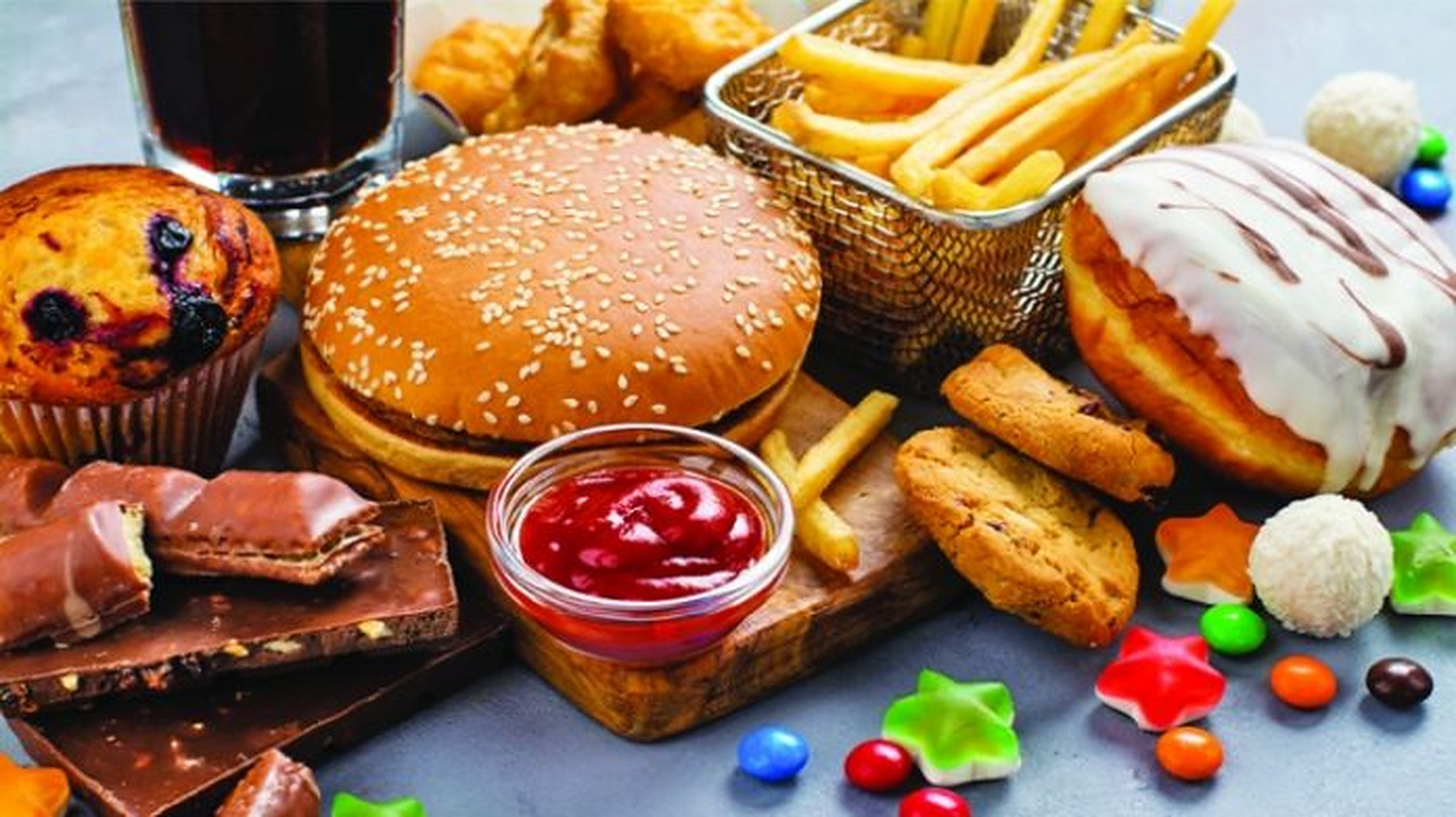 Alimentația bazată pe alimente simple poate reduce riscul de boală. Cum putem recunoaște și evita mâncarea ultra-procesată